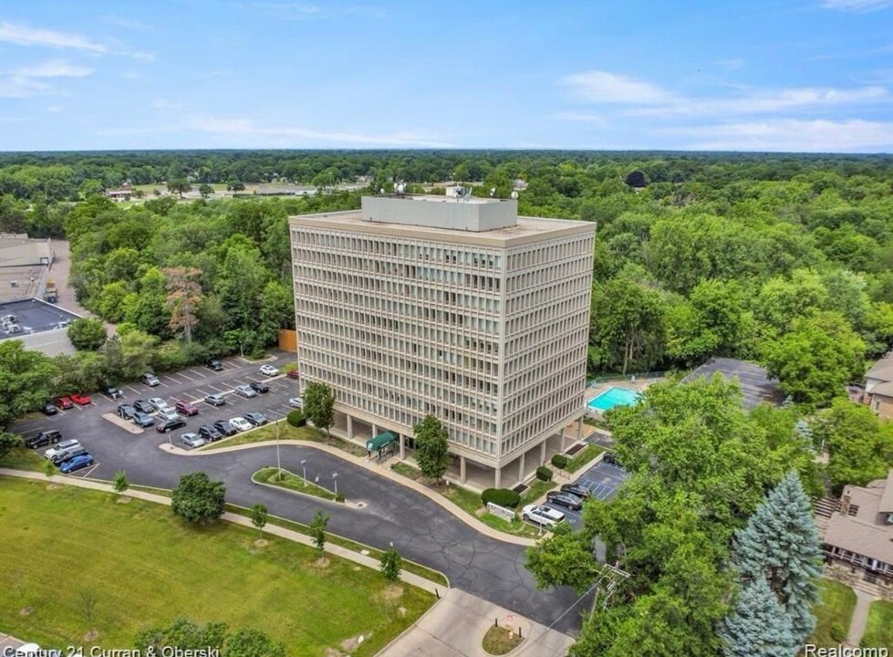 22700 Garrison St, Unit 805 in Dearborn, MI - Foto de edificio