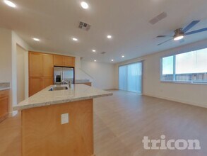 8205 Perla Wy in Sacramento, CA - Building Photo - Building Photo