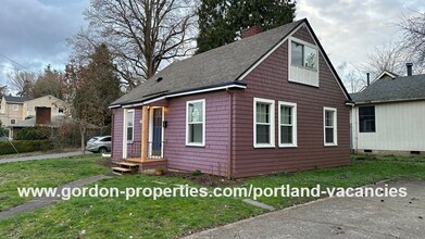 5806 SE Cesar Estrada Chavez Blvd in Portland, OR - Building Photo - Building Photo