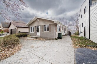 5528 Sunnycrest Dr in West Bloomfield Township, MI - Building Photo - Building Photo