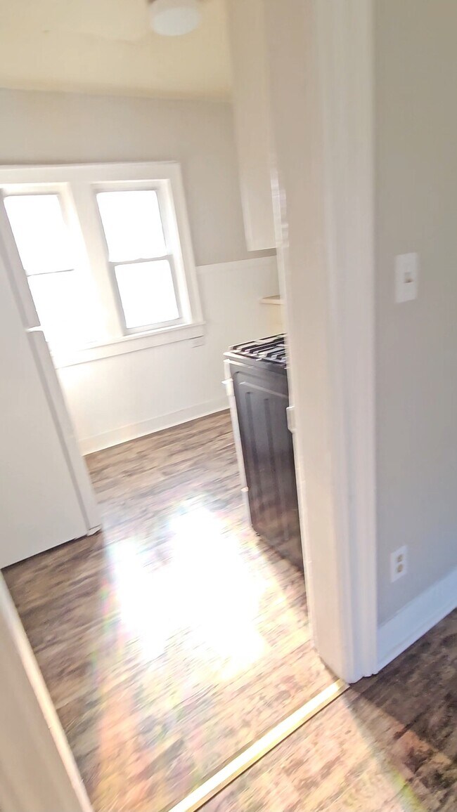 16 4th Ave, Unit 2 fl in Gloversville, NY - Building Photo - Building Photo