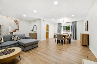 5400 Nagle Ave in Sherman Oaks, CA - Foto de edificio - Building Photo