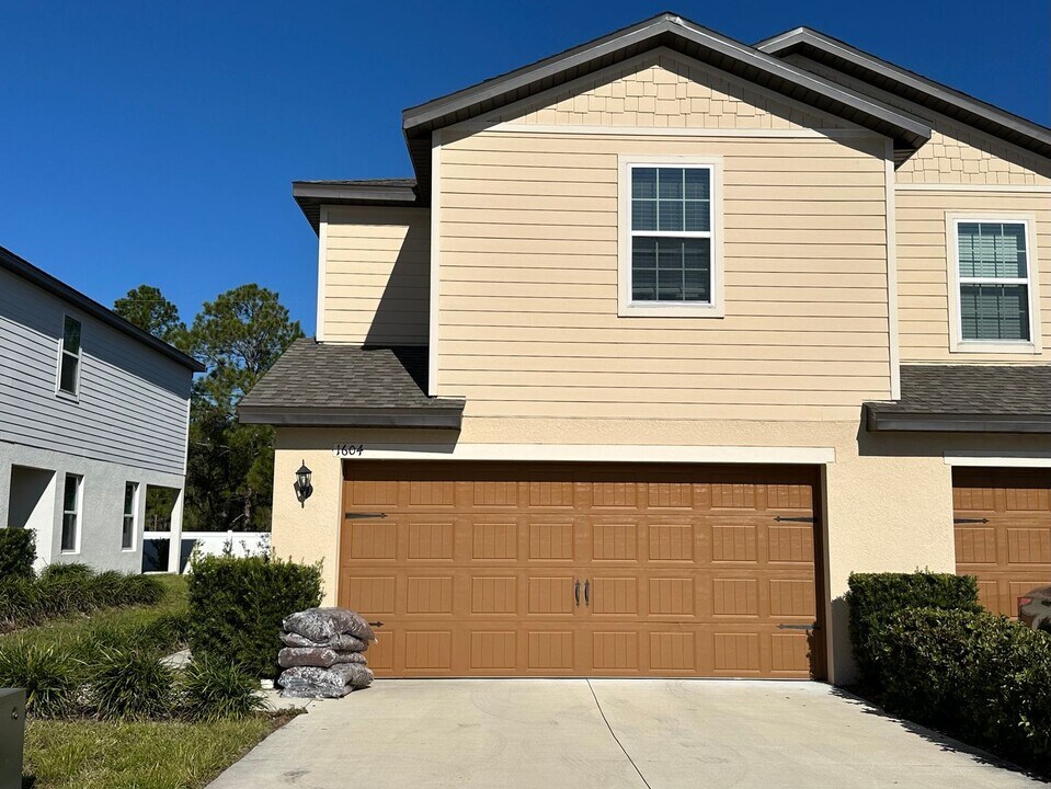 1604 Wynford Cir in Tavares, FL - Building Photo