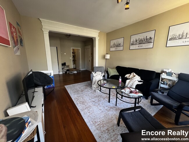 22 Littell Rd, Unit 3 in Brookline, MA - Foto de edificio - Building Photo