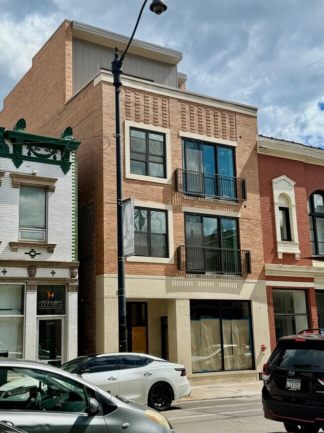 2445 N Lincoln Ave, Unit 2F