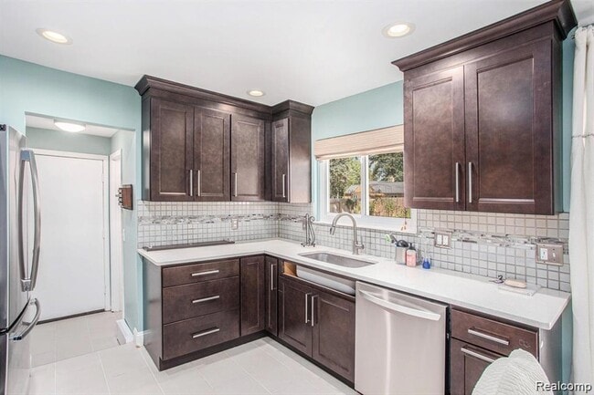 1035 Wyman Dr in Waterford Township, MI - Foto de edificio - Building Photo