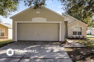 977 Vanderbilt Dr in Eustis, FL - Building Photo