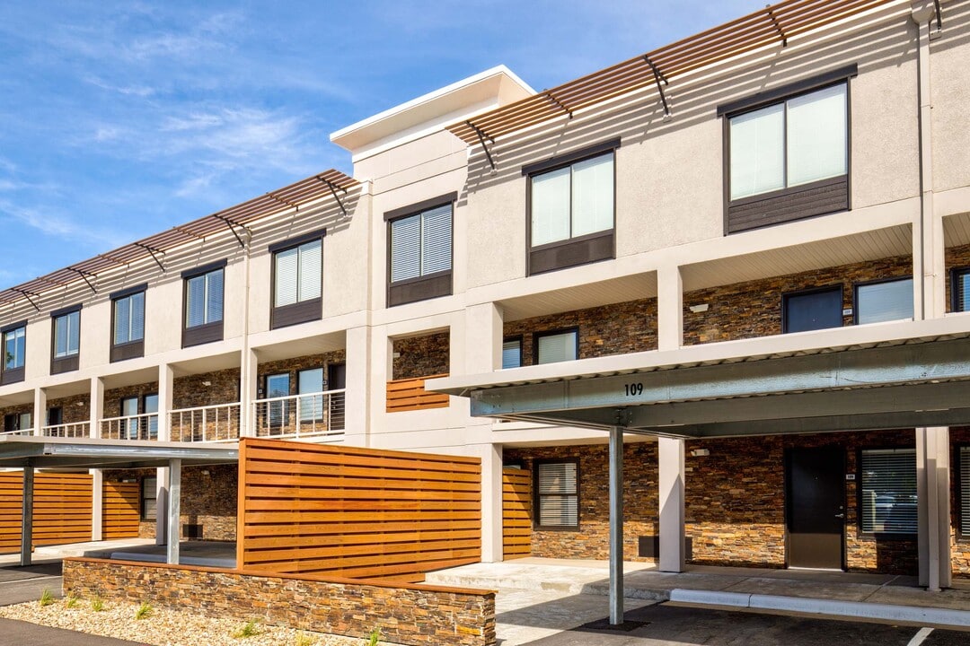 Roe 107 in Overland Park, KS - Foto de edificio