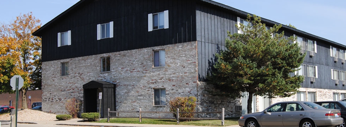 University Heights Apartments in Dekalb, IL - Building Photo