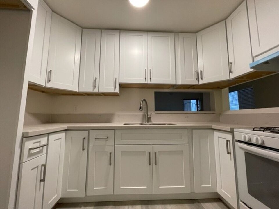 11763 Hamlin St in Los Angeles, CA - Building Photo