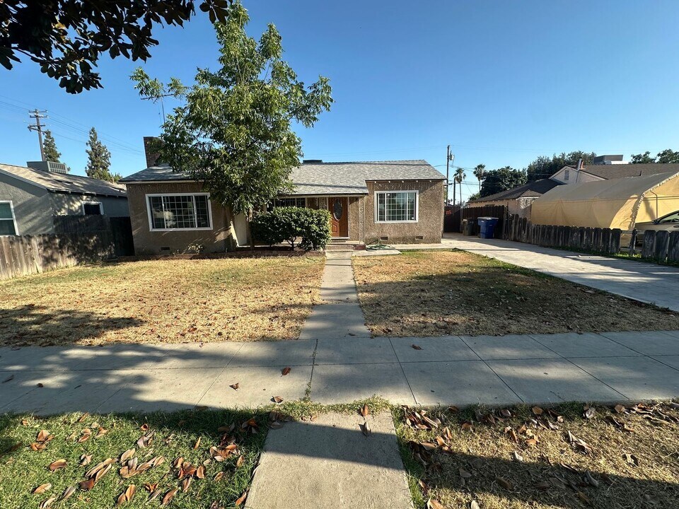 1325 W Fountain Way in Fresno, CA - Building Photo