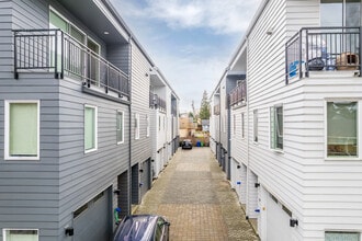 1018 N Ainsworth St in Portland, OR - Building Photo - Building Photo