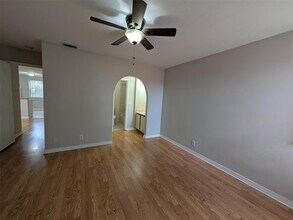 5741 Riverside Dr, Unit 201 in Coral Springs, FL - Foto de edificio - Building Photo