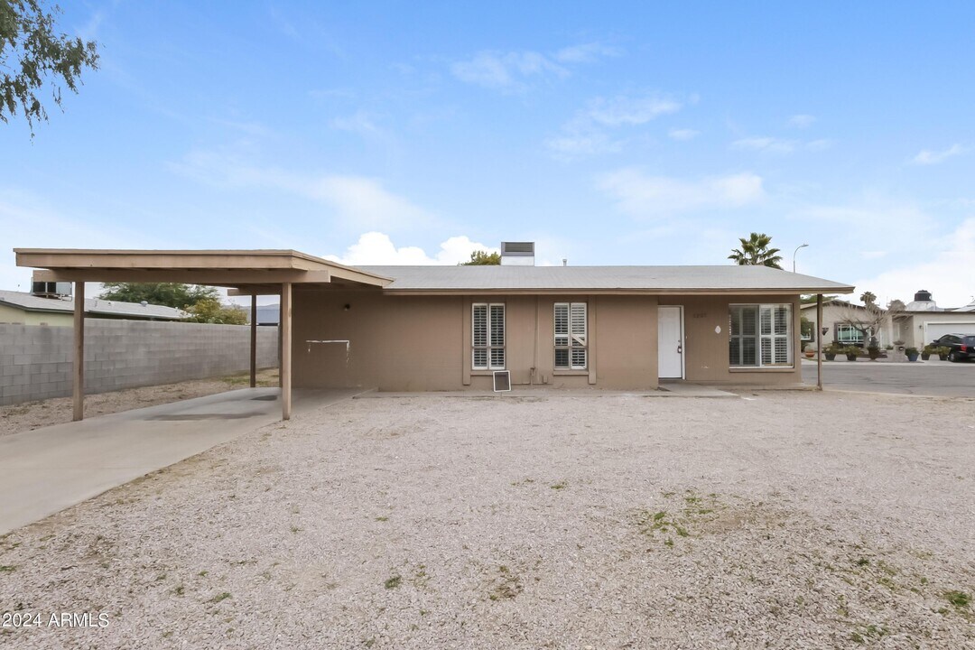 1227 E Wayland Dr in Phoenix, AZ - Building Photo