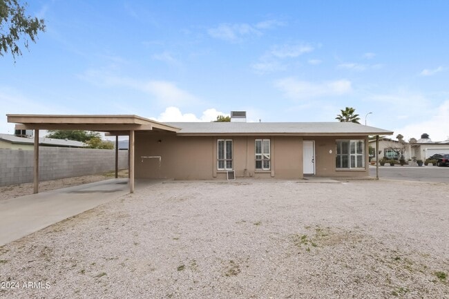 1227 E Wayland Dr