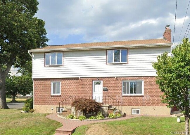 property at 906 Polk Ave