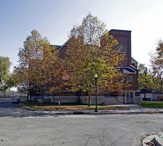 Hawthorne School Apartments in Dayton, OH - Foto de edificio - Building Photo