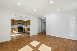 35 Yennicock Ave in Port Washington, NY - Building Photo - Building Photo