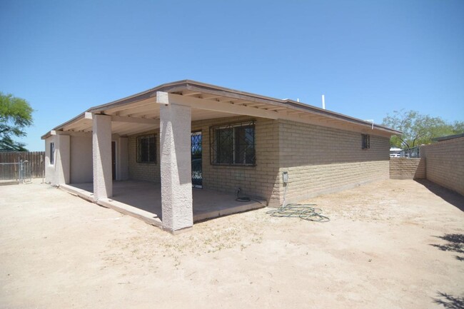 1703 E Warren Pl in Tucson, AZ - Foto de edificio - Building Photo