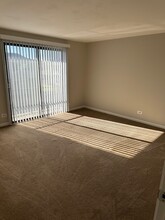 1028 Quanset Ct in Schaumburg, IL - Building Photo - Building Photo