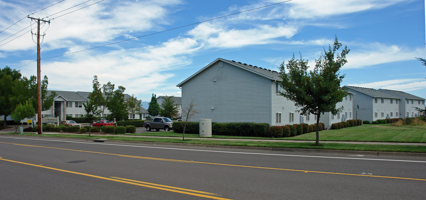 Willow Brook Apartments in Eugene, OR - Building Photo