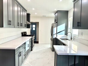 7360 Hesperia Ave in Los Angeles, CA - Building Photo - Building Photo