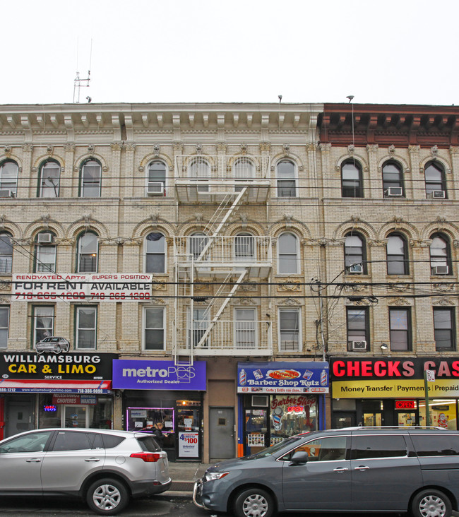 133 Wyckoff Ave in Brooklyn, NY - Foto de edificio - Building Photo