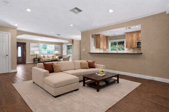 11953 Collins St in Valley Village, CA - Foto de edificio - Building Photo