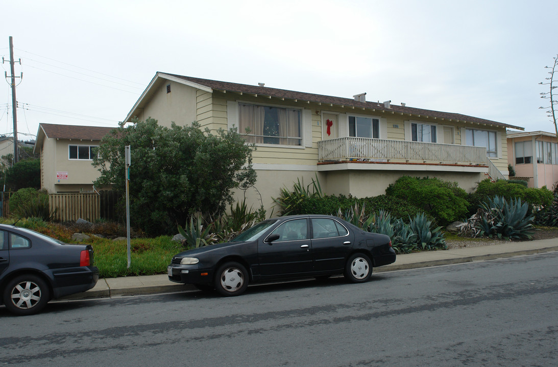 335 Esplanade Ave in Pacifica, CA - Foto de edificio