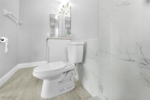 2935 SE 15th Pl in Cape Coral, FL - Building Photo