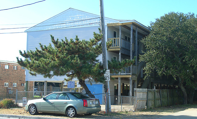 Sandy Beach Apartments in Norfolk, VA - Building Photo - Building Photo