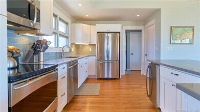 105 Sound Breeze Ave in Groton, CT - Building Photo - Building Photo
