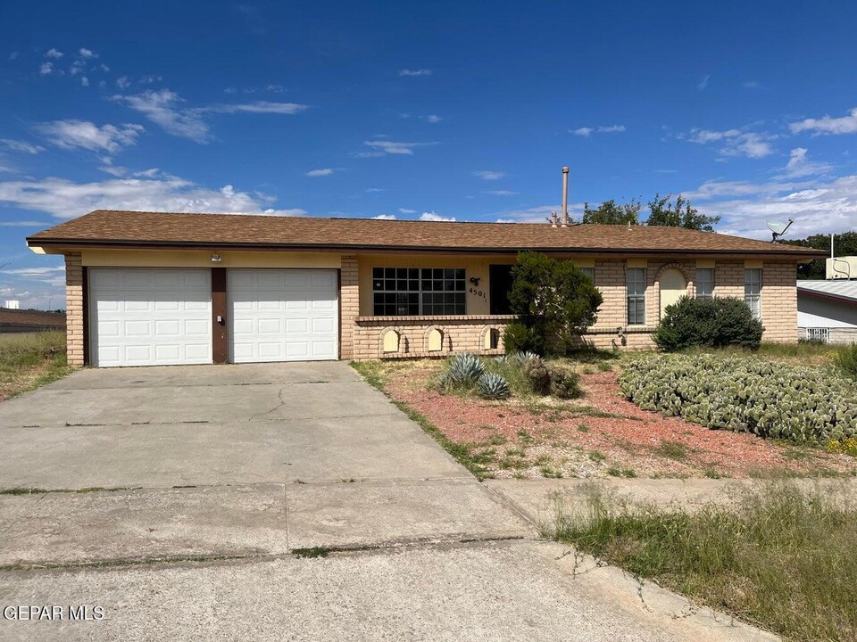 4501 Capricorn Dr in El Paso, TX - Building Photo