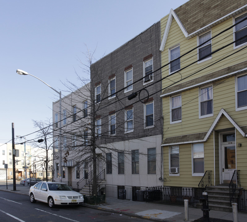 212 Freeman St in Brooklyn, NY - Foto de edificio