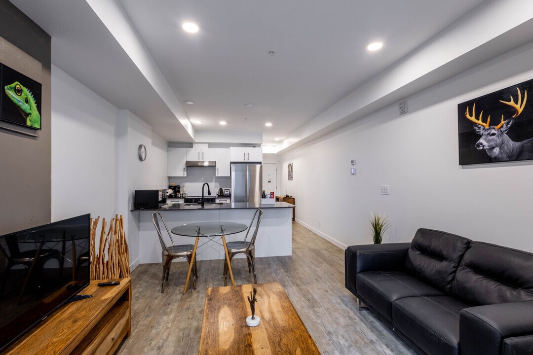 1827 Albert St in Regina, SK - Building Photo