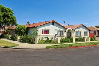 3001 E Coolidge St in Long Beach, CA - Foto de edificio - Building Photo