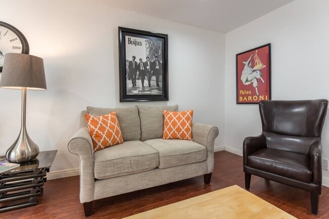 1348 N Vista St in Los Angeles, CA - Foto de edificio - Building Photo