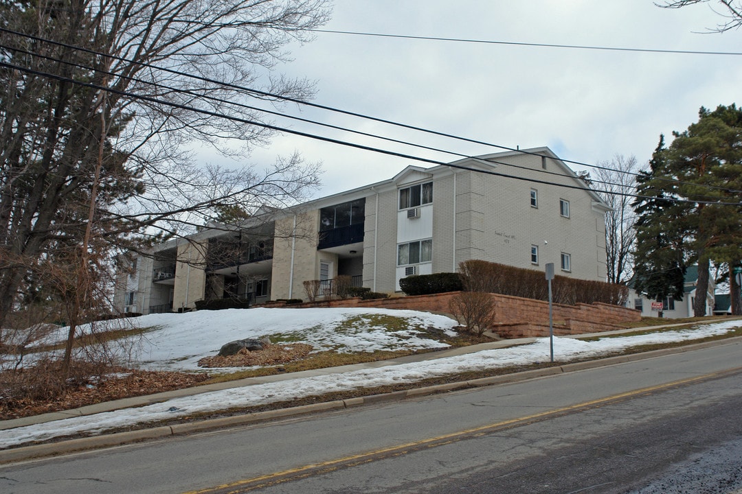 Summit Crest Apartments in Milford, MI - Foto de edificio