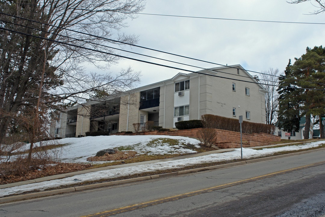 Summit Crest Apartments in Milford, MI - Building Photo