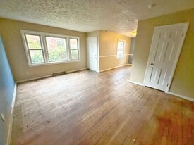 2484 Greenvale Rd in Cleveland, OH - Building Photo