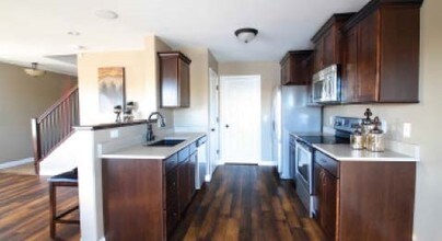 Lakewood Twin Homes in Mandan, ND - Foto de edificio - Building Photo