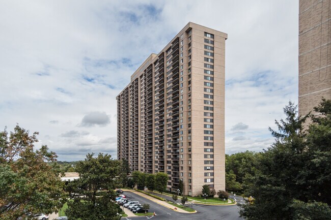 Skyline Plaza in Falls Church, VA - Building Photo - Building Photo