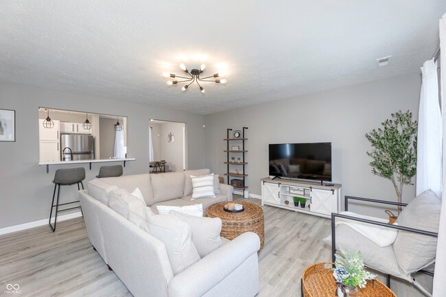 8126 Xenia Dr in Indianapolis, IN - Building Photo - Building Photo