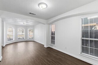 1124 Breezewood Dr in Lewisville, TX - Building Photo - Building Photo