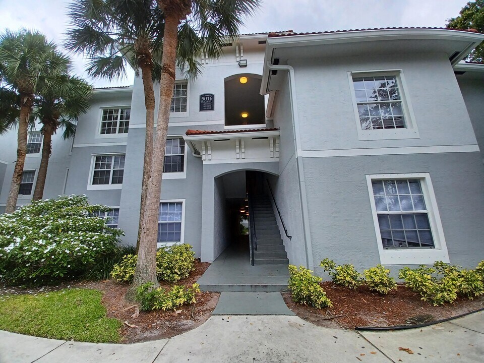 5016 Lantana Rd in Greenacres, FL - Building Photo