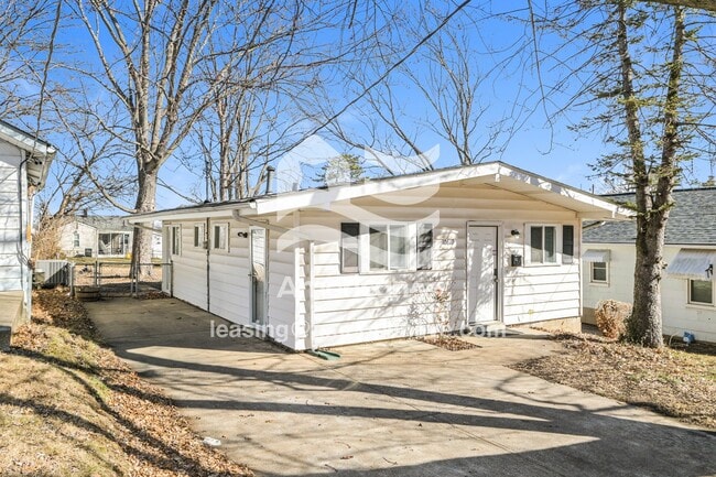 10819 Kingbee Pl in St. Ann, MO - Building Photo - Building Photo