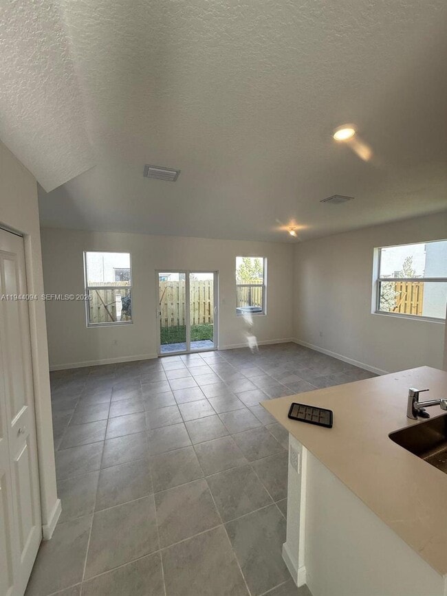 116 NW 11th Ct in Florida City, FL - Building Photo - Building Photo