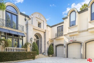 3352 Clerendon Rd in Beverly Hills, CA - Foto de edificio - Building Photo