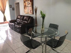 8321 NW 7th St-Unit -1-202 in Miami, FL - Building Photo - Building Photo