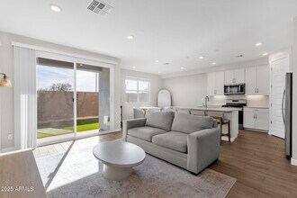 5823 E Rose Garden Ln in Phoenix, AZ - Building Photo - Building Photo